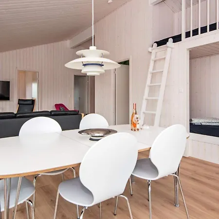 8 Person In Glesborg-by Traum