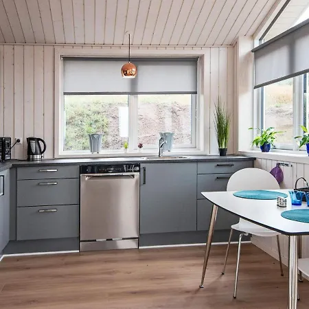 8 Person In Glesborg-by Traum